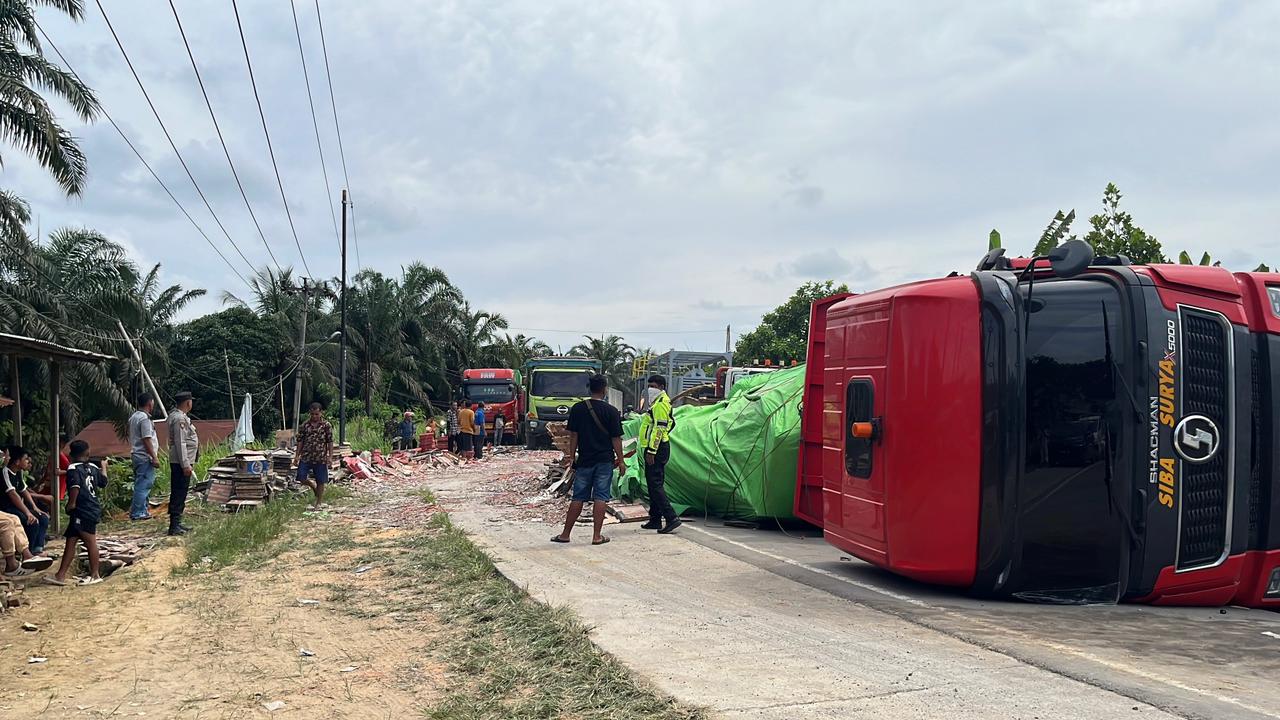 Trailer Bermuatan Keramik Terguling di Jalintim KM 130, Polisi Gerak Cepat Urai Kemacetan