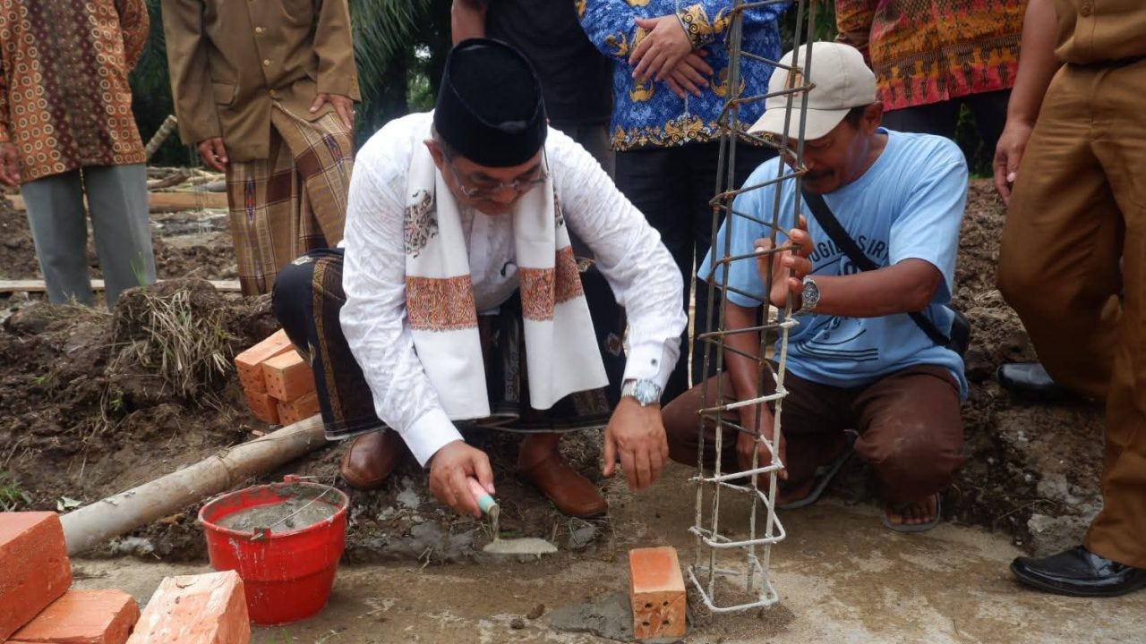 Peletakan Batu Pertama Madrasah di Betara, Bupati Anwar Sadat Ajak Semua Pihak Bersinergi Wujudkan Pendidikan Berkualitas
